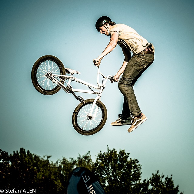 在探讨西蒙